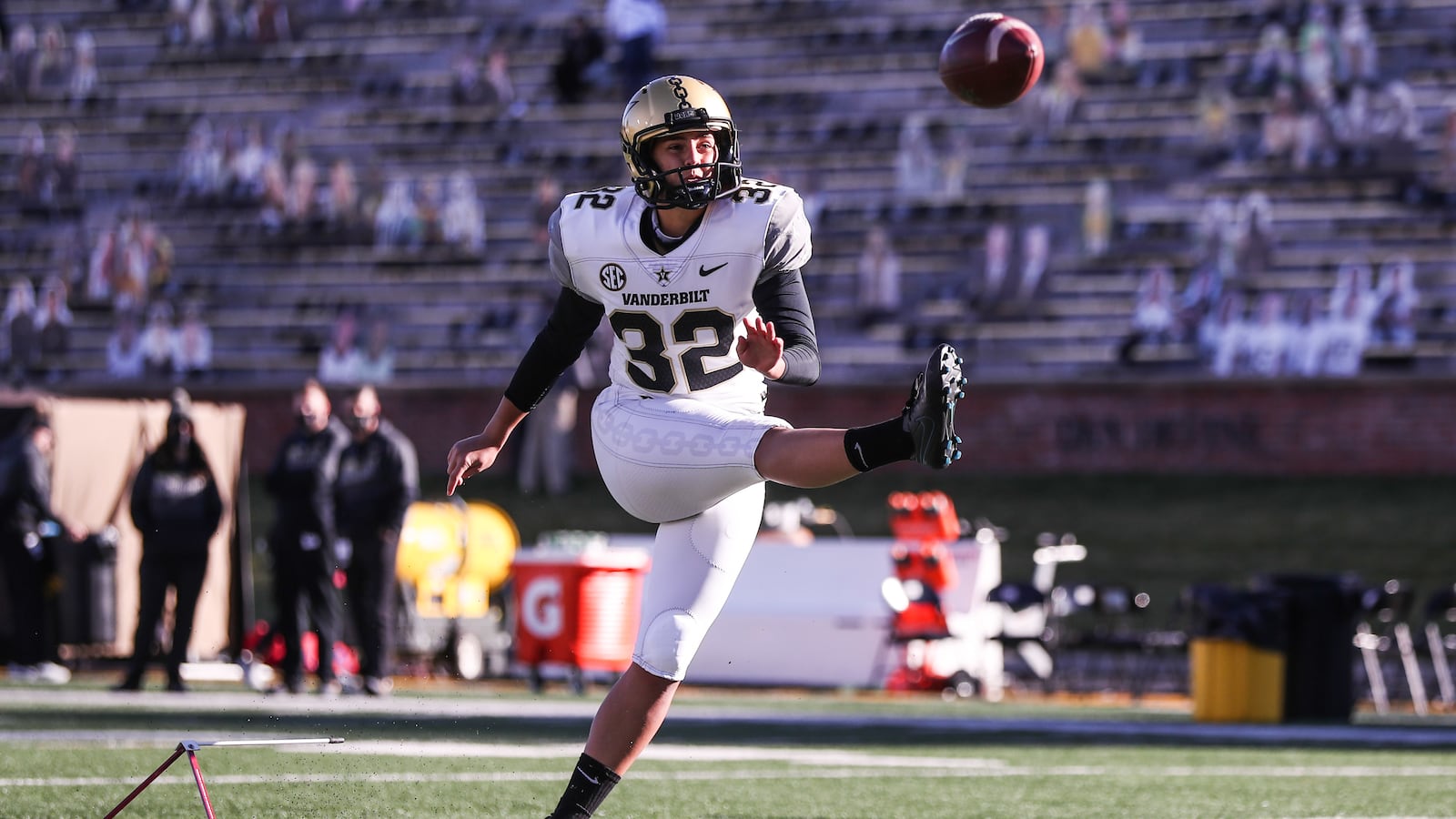 2020-11-28T194642Z_1213107404_MT1USATODAY15244162_RTRMADP_3_NCAA-FOOTBALL-VANDERBILT-AT-MISSOURI_uqkau8