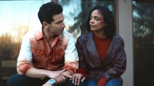 His & Hers. (L to R) Jon Bernthal as Detective Jack Harper and Tessa Thompson as Anna in Episode #106 of His & Hers. Cr. Courtesy of Netflix © 2025