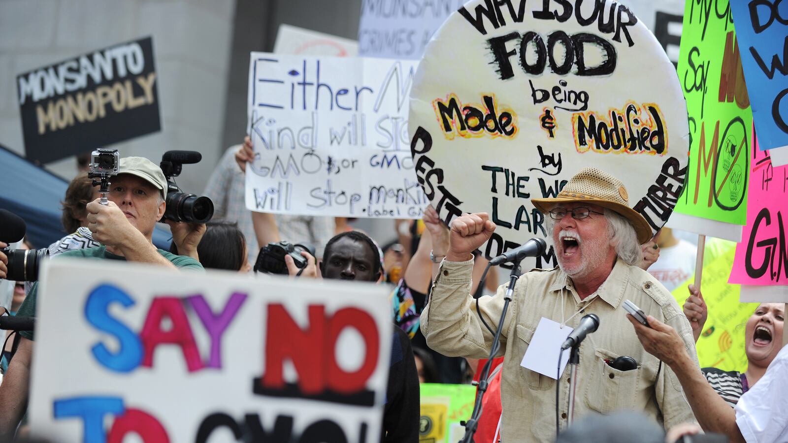 cheats/2013/05/26/hundreds-join-anti-monsanto-rally-in-l-a/130526-monsonto-cheat_yc0jq5