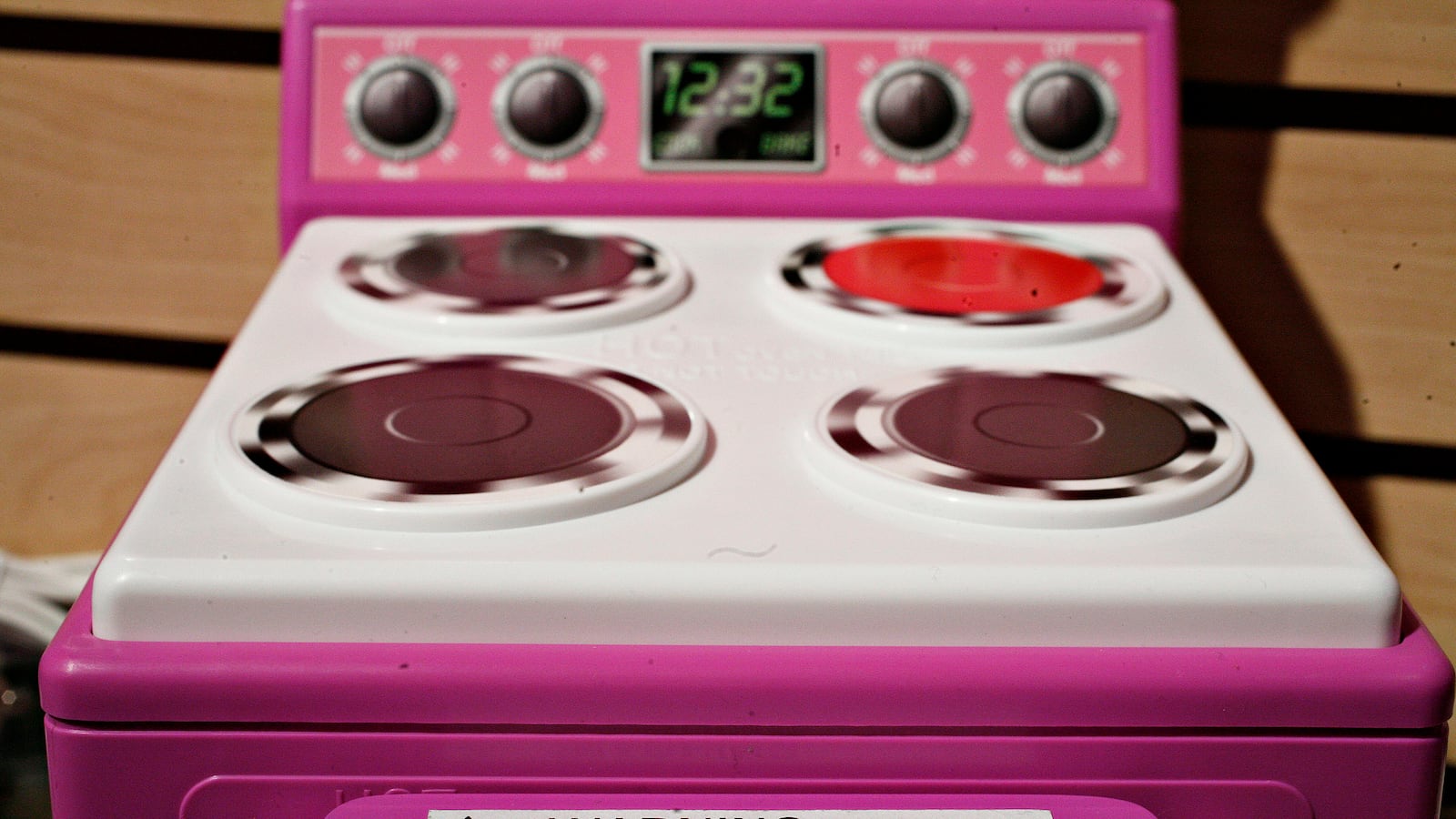 articles/2012/12/17/easy-bake-oven-mans-up-hasbro-to-manufacture-boy-friendly-design/easy-bake-oven-pesta-tease_ydk1t0