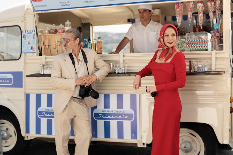 Óscar Jaenada as Zigor and Catherine Zeta-Jones as Jackie Price.