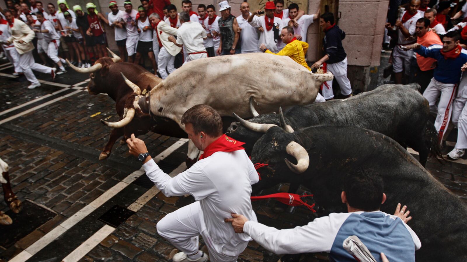 cheats/2011/07/10/ten-injured-in-spain-s-bull-run/running-of-bulls-cheat_vzhym1