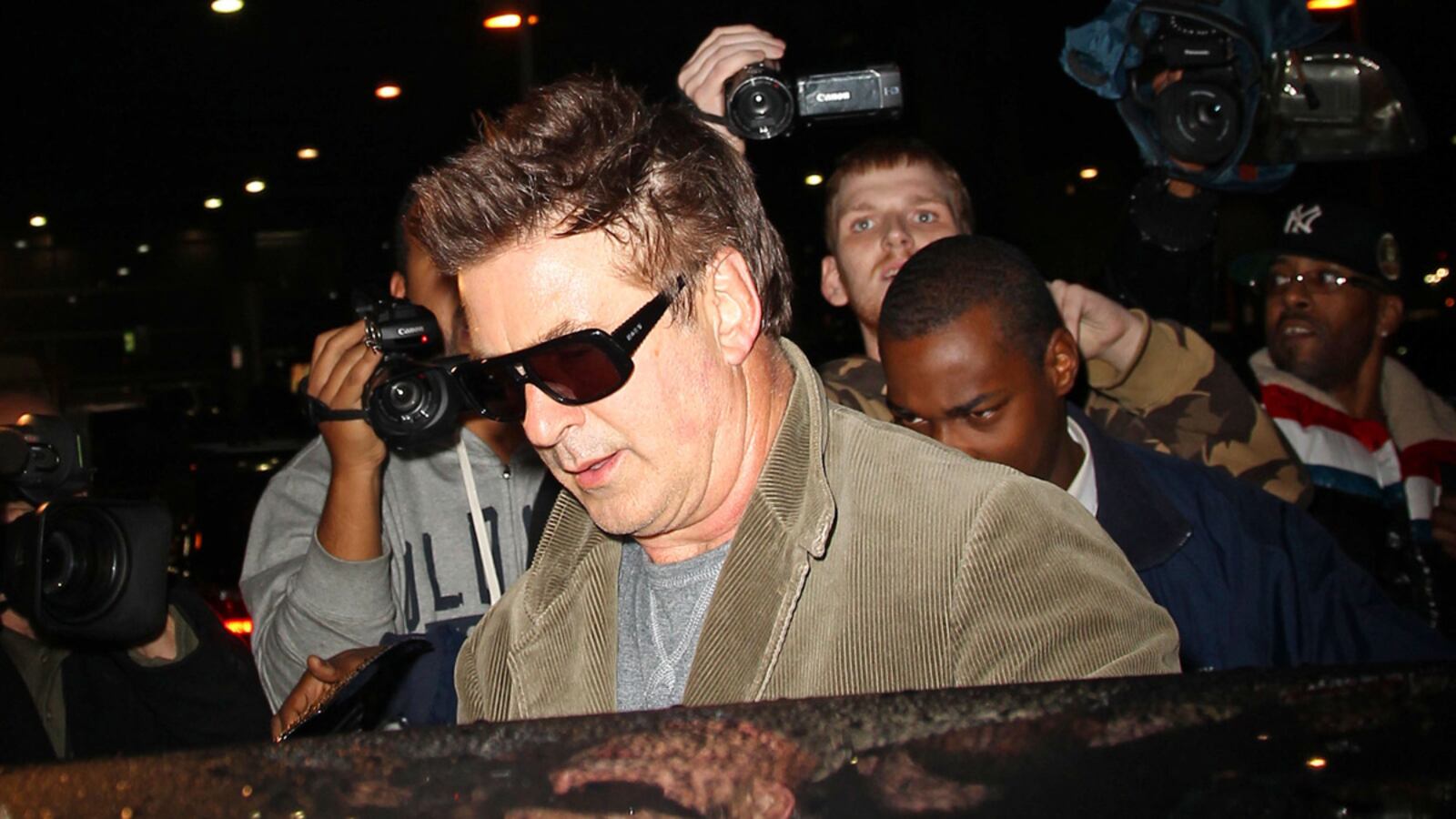 cheats/2011/12/09/alec-baldwin-pisses-off-greyhound/alec-baldwin-tweets_eknott