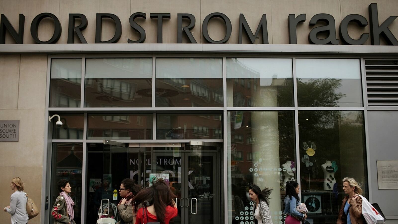 cheats/2013/01/11/14-held-hostage-in-l-a-store/nordstrom-rack-hostages-cheat_do9lb3