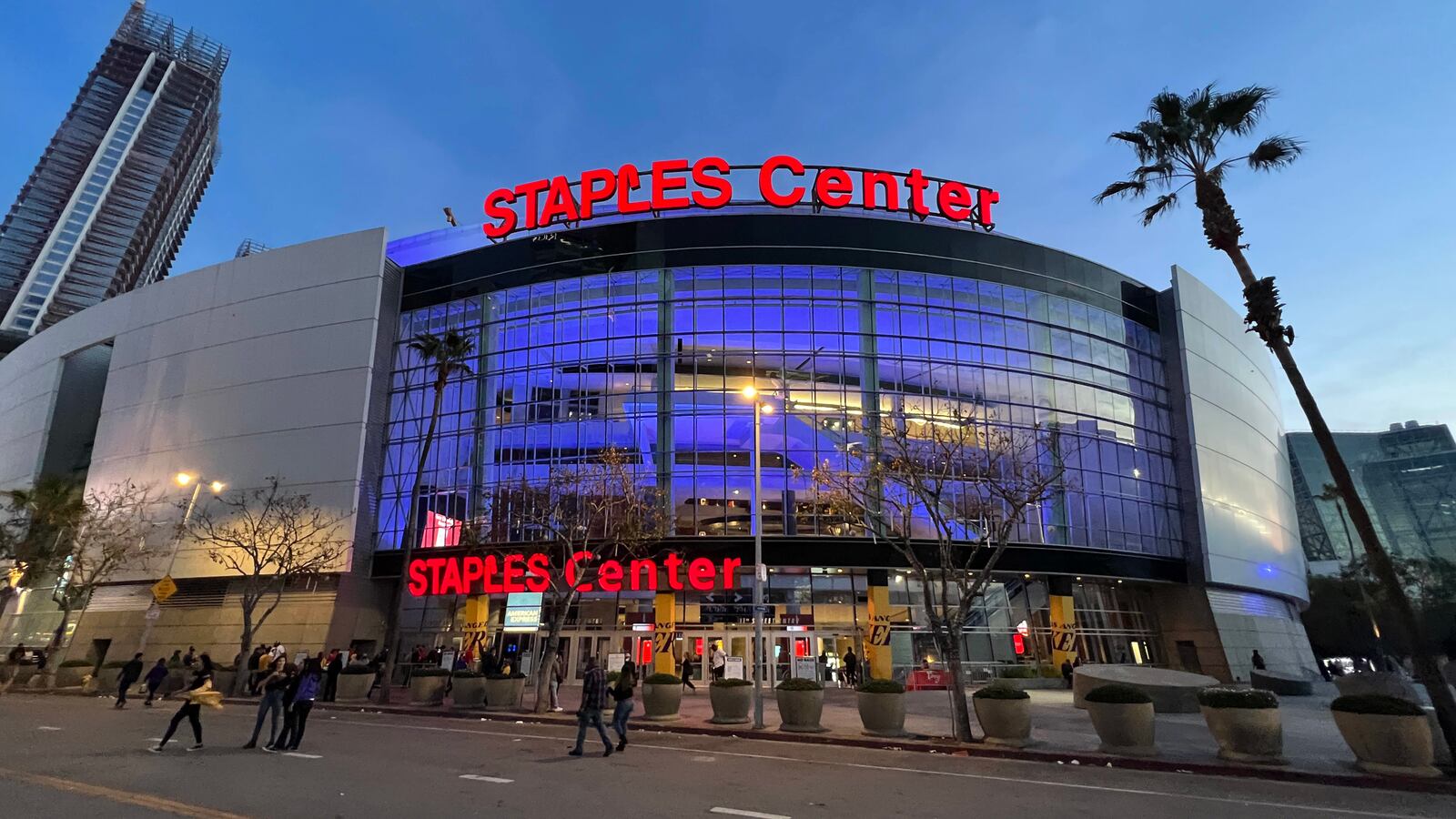 2021-11-16T031029Z_906599447_MT1USATODAY17172574_RTRMADP_3_NBA-CHICAGO-BULLS-AT-LOS-ANGELES-LAKERS_mamlm9