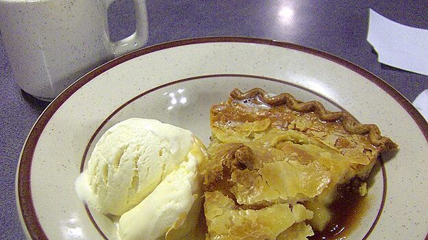 cheats/2011/11/22/plotz-a-thanksgiving-tribute-to-pie/pies---apple-pie-dennys_ipftyy