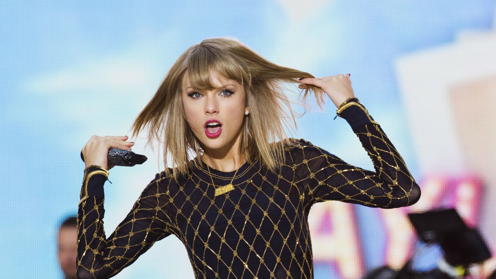 cheats/2014/12/30/taylor-swift-named-most-charitable-celeb/141103-taylorswift-cheat_m4a2ur