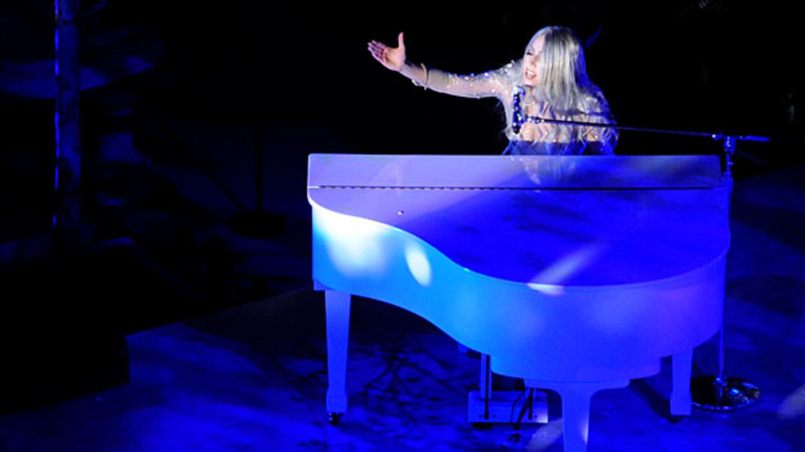 cheats/2010/05/05/lady-gagas-stage-fright/met-costume-gala---gaga_bw5ja0