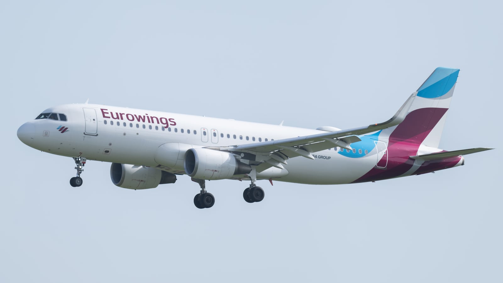 Baden-Württemberg, Stuttgart: An Airbus A320-200 of the airline Eurowings is approaching Stuttgart Airport. Photo: Silas Stein/dpa