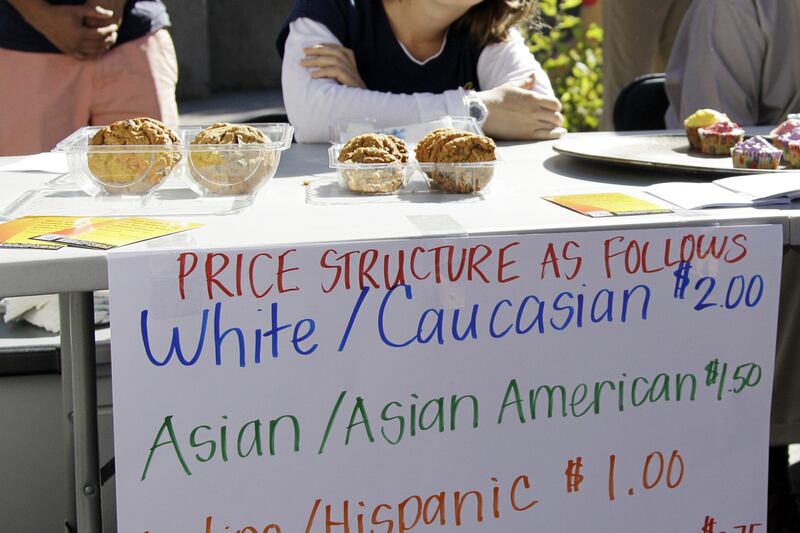 galleries/2012/04/21/politicians-and-cookies-mitt-romney-hillary-clinton-and-more-controversial-cookie-comments-photos/bucknell-bake-sale-cookies-and-politics_qwpcex