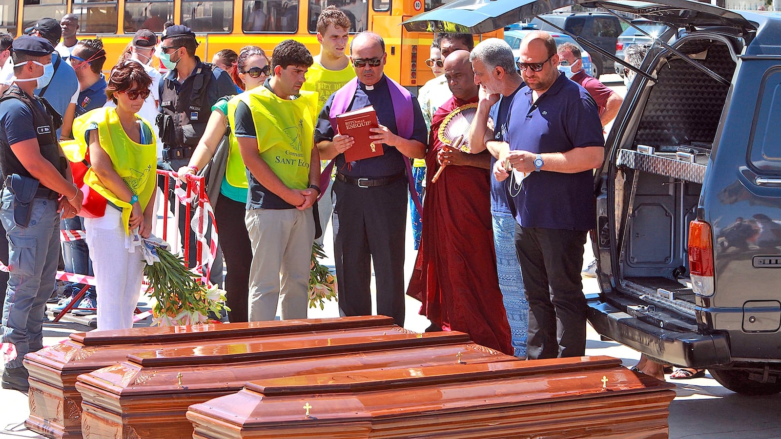 cheats/2015/08/04/mediterranean-migrant-deaths-pass-2000/150804-migrant-deaths-europe-cheat_mdxarz