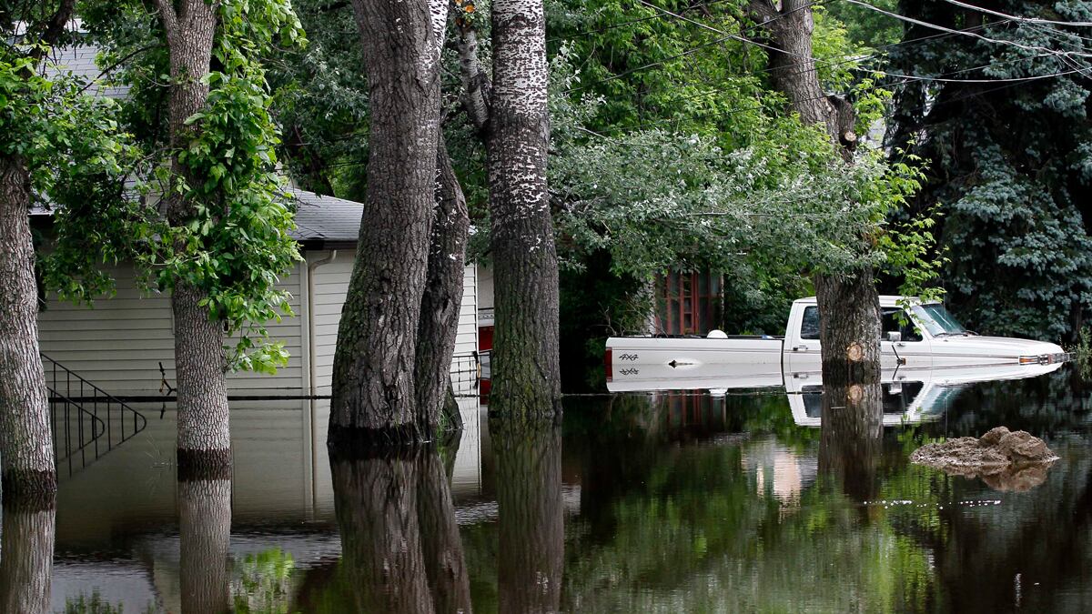 cheats/2011/06/27/n-d-river-rises-to-historic-heights/north-dakota-flooding-110626_tjfhxx
