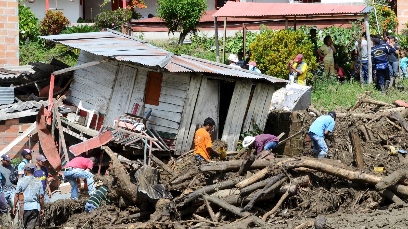 cheats/2015/05/19/56-dead-in-colombia-landslide/150519-colombia-landslide-cheat_rc8efo