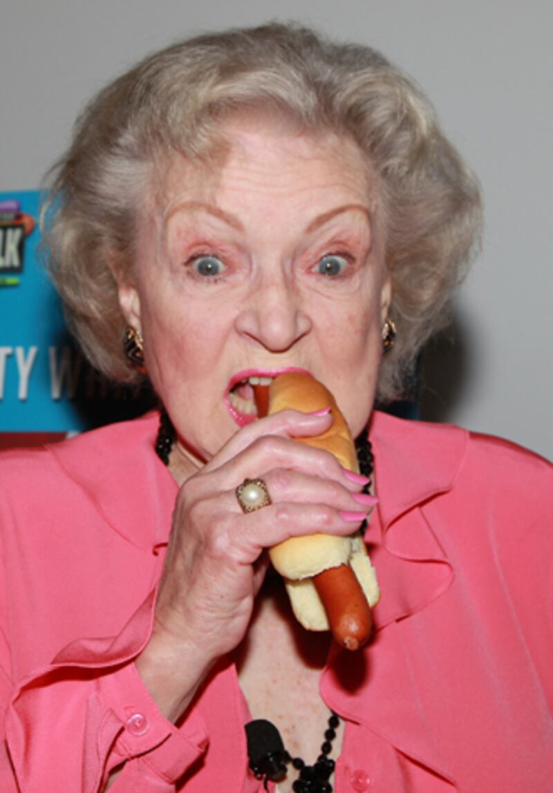 galleries/2012/07/05/justin-bieber-beyonce-more-celebrities-eating-hot-dogs-photos/celebs-eating-hotdogs-betty-white_afaya7
