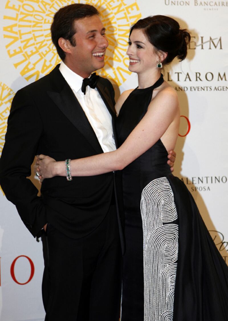 galleries/2010/11/11/celebrity-jewelry-sales/celeb-jewelry-sales---hathaway_ktkxbm