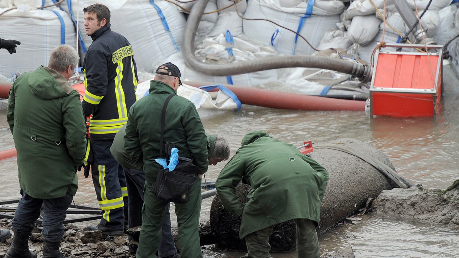 cheats/2011/12/04/huge-wwii-bomb-defused-in-germany/germany-bomb-defused-cs_xx5pli