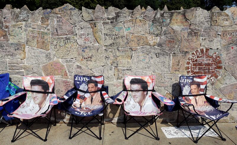 galleries/2012/08/16/vigil-at-graceland-35th-anniversary-of-elvis-s-death-photos/elvis-vigil-chairs_l1wbg7