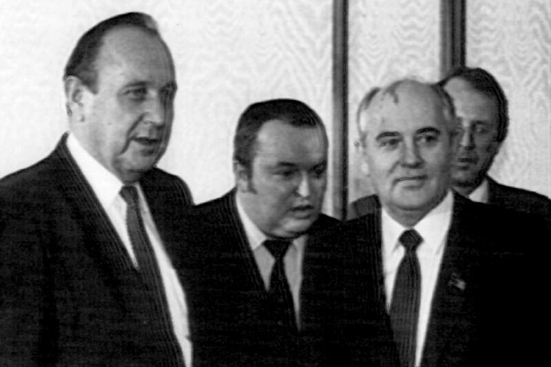 galleries/2013/01/22/world-economic-forum-historic-moments-photos/wef-history-genscher-gorbachev_rrldgx