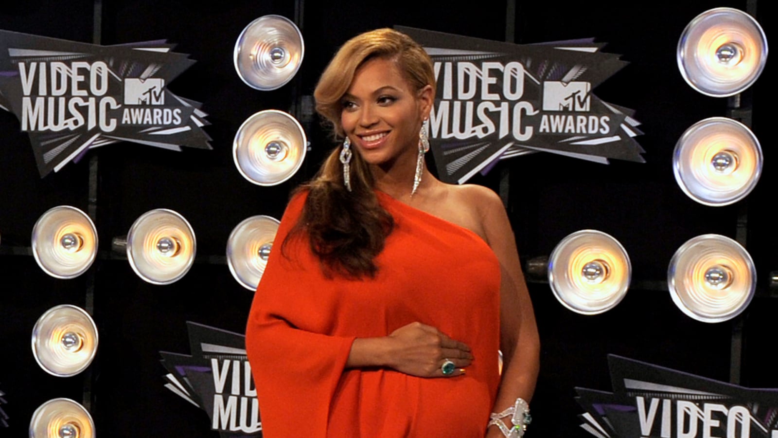 cheats/2011/08/28/beyonc-is-pregnant-reveals-baby-bump-on-vma-red-carpet/beyonce-pregnant-vmas-cs_mrylii