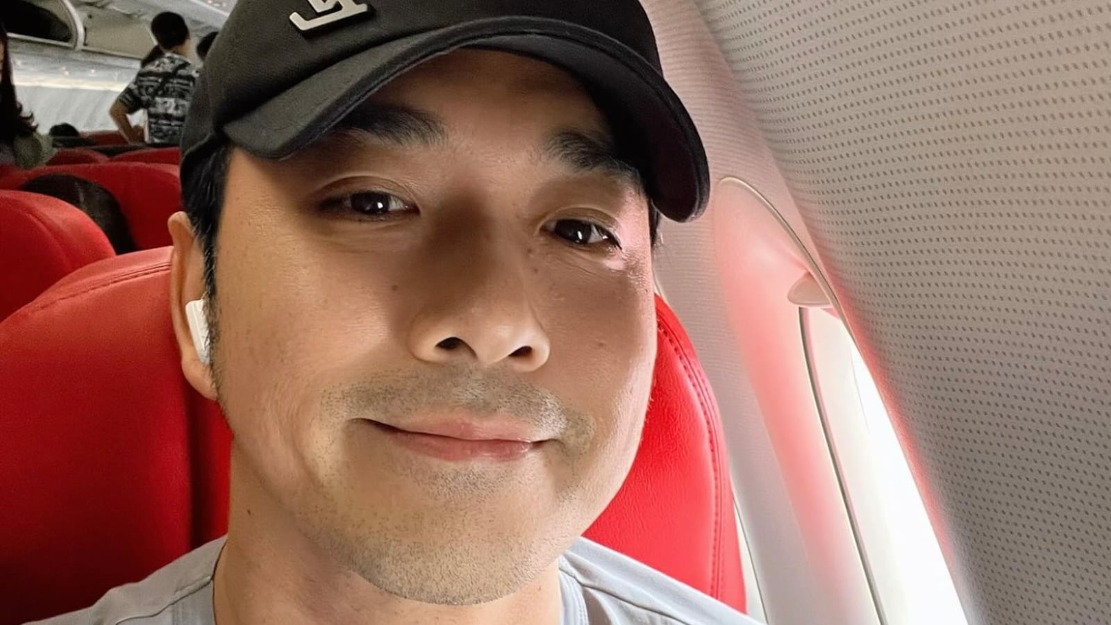 Ruangsak James Loychusak selfie on a plane
