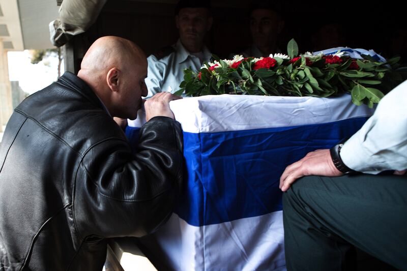 galleries/2014/01/13/mourns-gather-at-funeral-for-former-israeli-prime-minister-ariel-sharon-photos/sharon-funeral-5_q3zjui