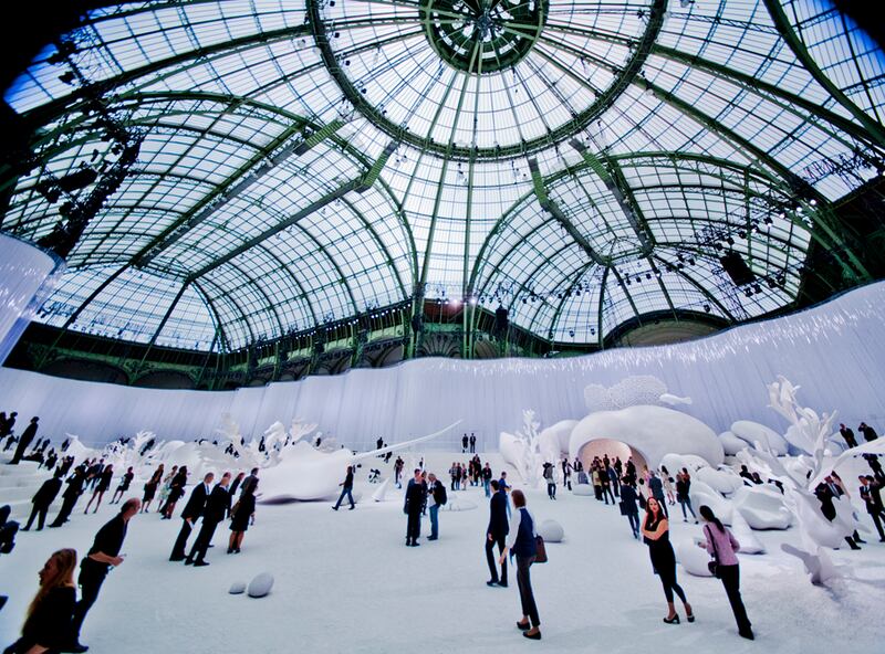 galleries/2011/10/06/backstage-paris-fashion-week-photos/backstage-paris-fashion-week-22_dqujs7