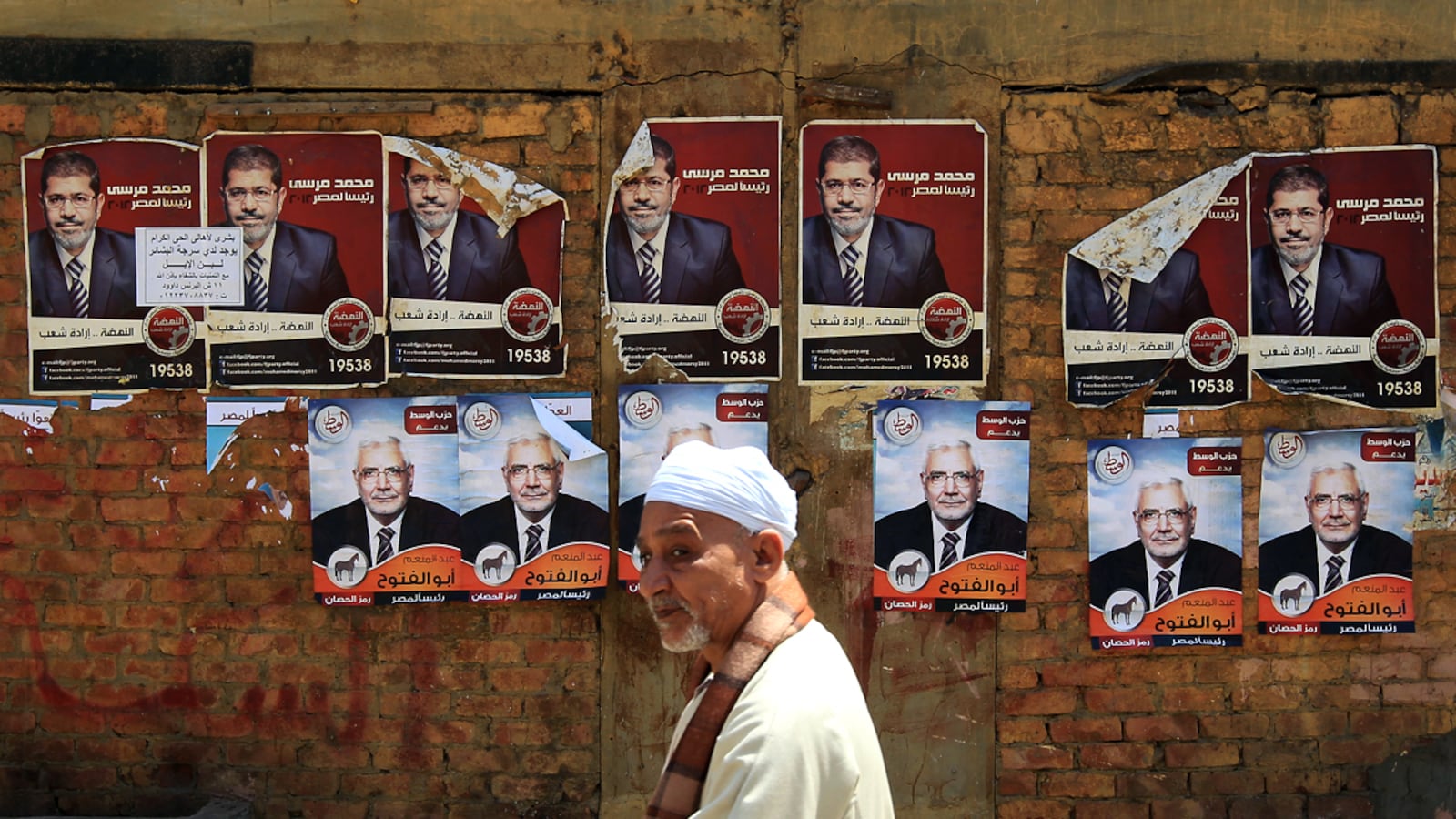 articles/2012/05/23/egyptian-elections-there-is-no-clear-frontrunner-in-a-crowded-field/egypt-election-posters-salem_p2acys