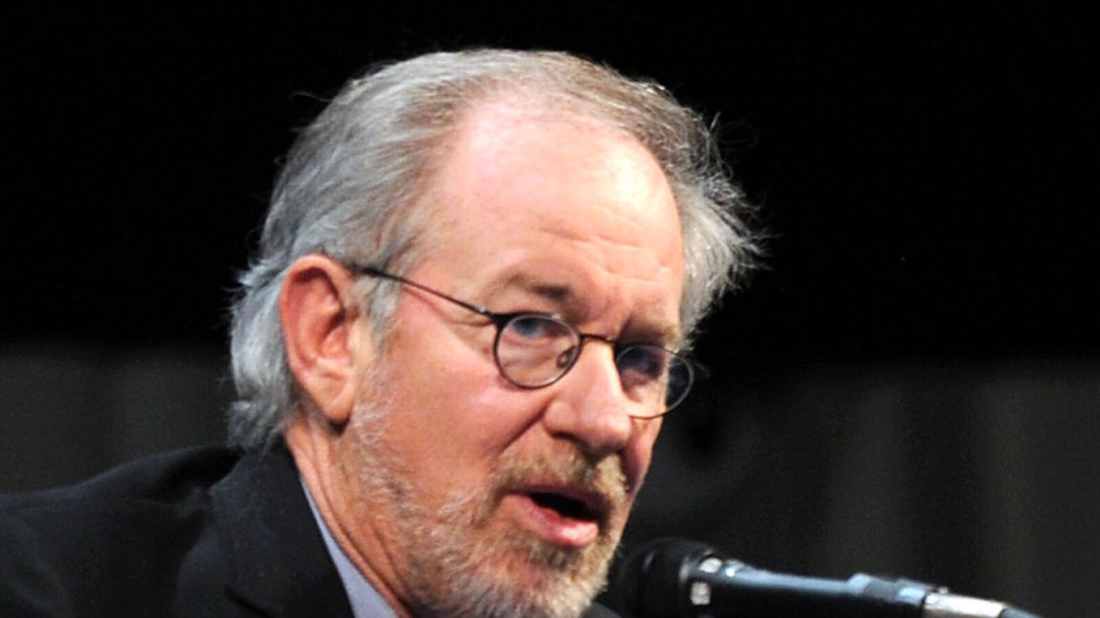 cheats/2011/07/23/spielberg-jurassic-park-4-is-in-the-works/steven-spielberg-comic-con-jurassic-cheat_o9uqyl