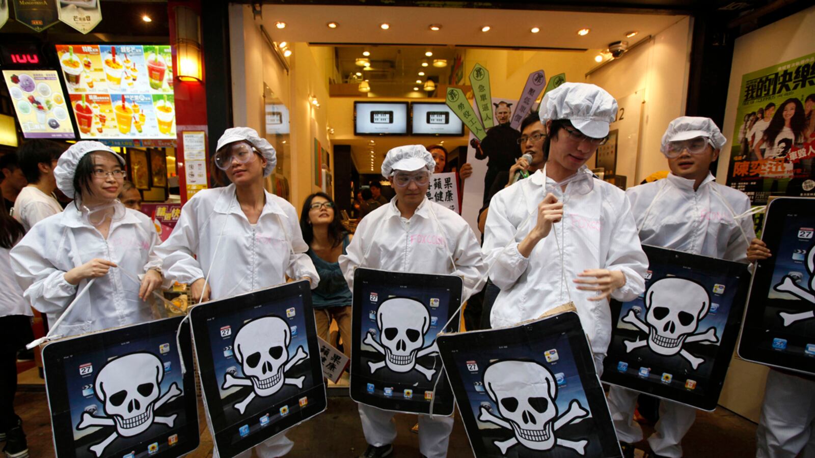 articles/2012/01/27/investigations-reveal-long-trail-of-abuses-at-apple-suppliers/apple-abuses-china-deluca_cye74p