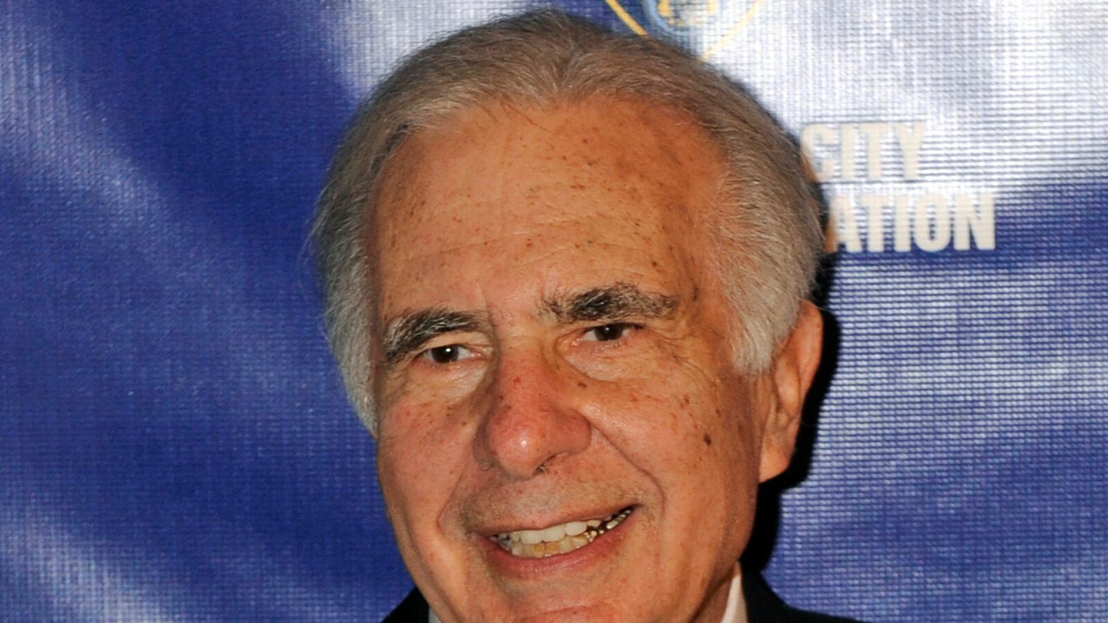 articles/2013/08/13/carl-icahn-takes-a-shine-to-apple/130813-Carl-Icahn-cheat_c4x6zd