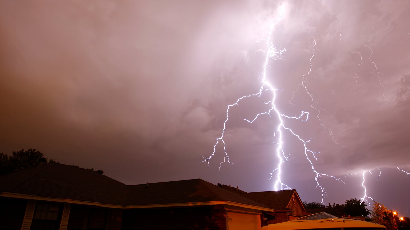 Lightning associated with severe thunderstorms over northern Fort Worth, Texas, June 20, 2011. (David Kent/Fort Worth Star-Telegram/Tribune News Service via Getty Images)