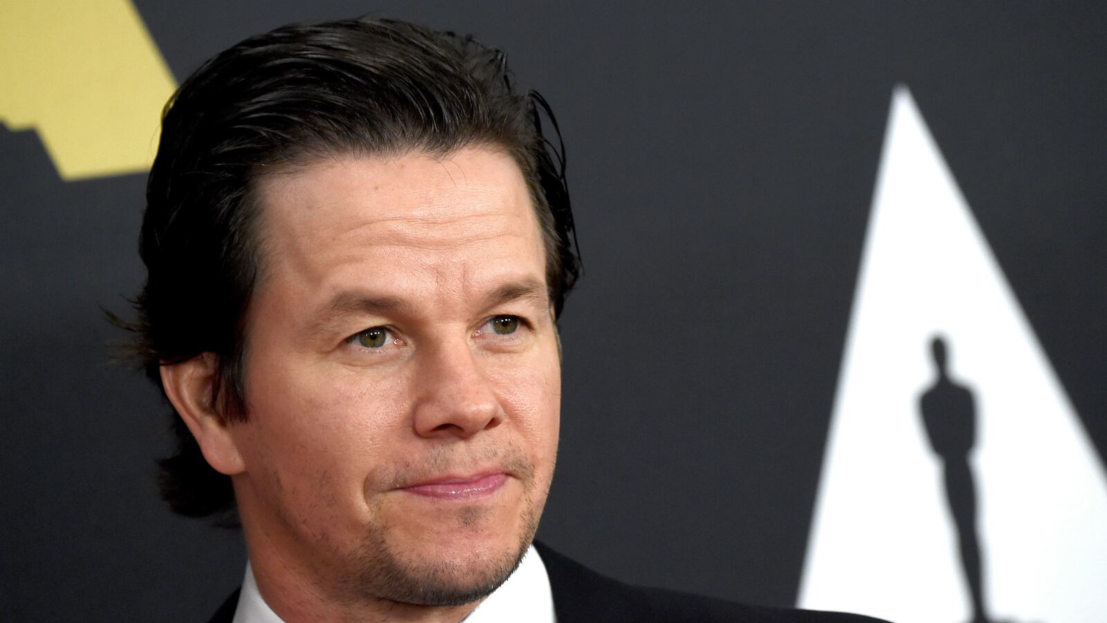 cheats/2014/12/11/man-wasn-t-blinded-by-mark-wahlberg/141211-whalberg-cheat_ex00jp