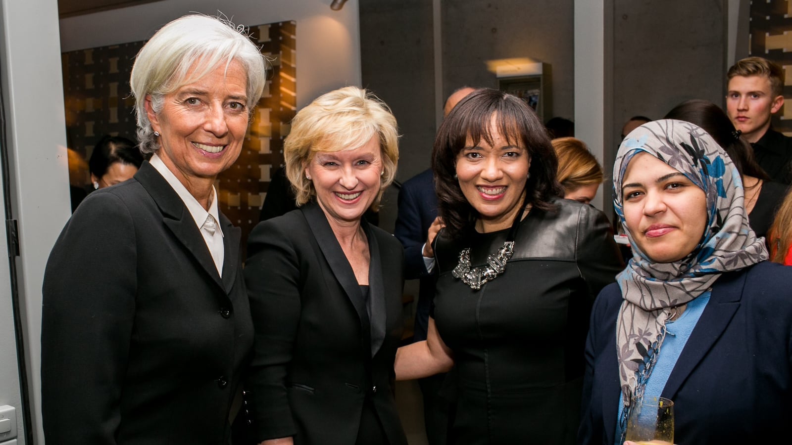 galleries/2013/01/23/newsweek-the-daily-beast-and-credit-suisse-s-dinner-at-davos/wef-2013-davos-party4_lwqsai