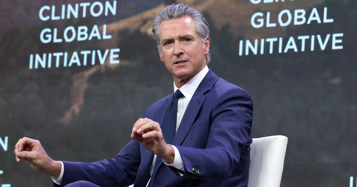 Newsom trollt wortlos Trumps Behauptung, die Demokraten seien ...