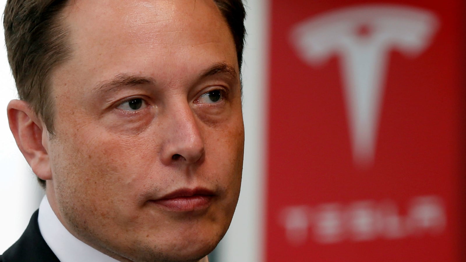 180825-musk-tesla-stay-public-cheat_wd5uim