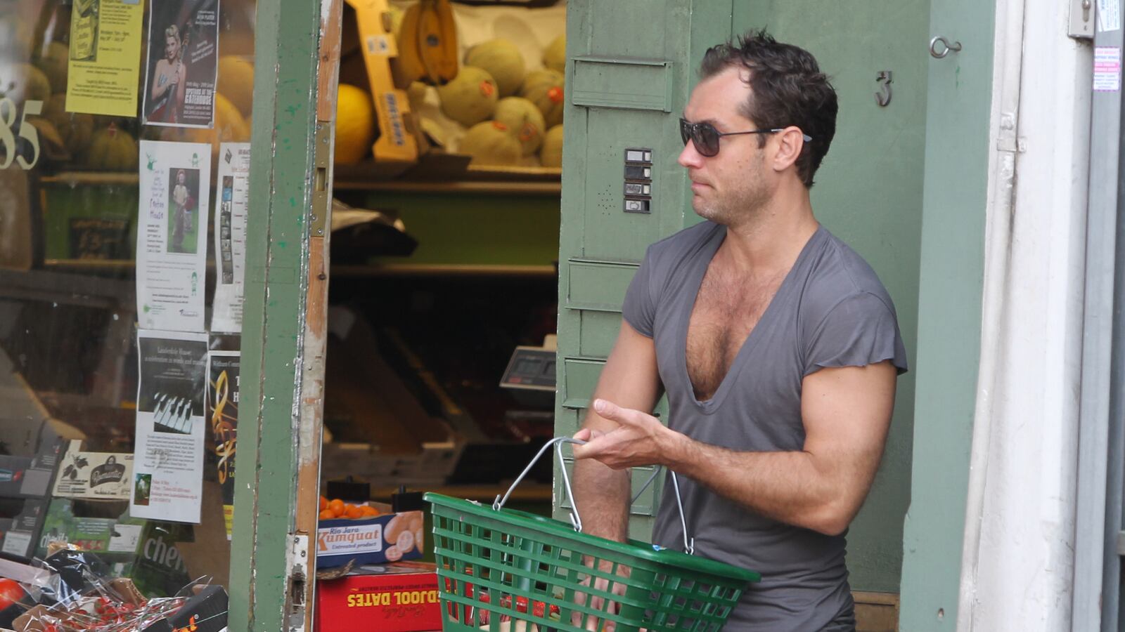 articles/2014/05/20/jude-law-and-the-great-male-he-vage-crisis/140520-teeman-heavage-tease_ohg1kj