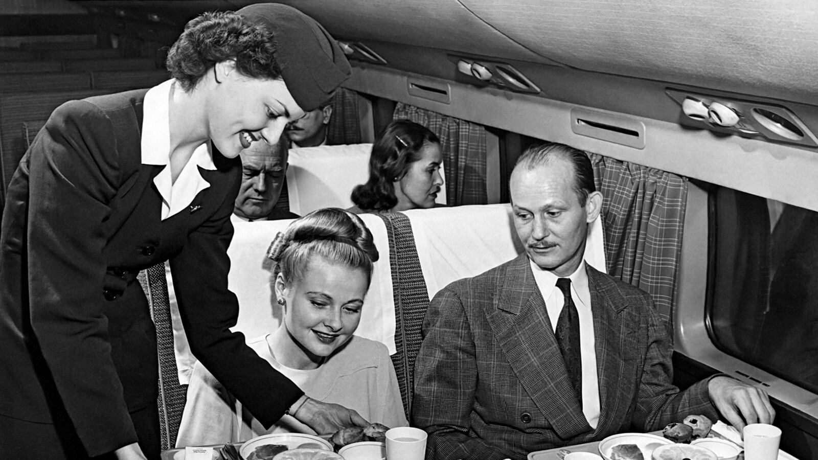 articles/2016/12/29/the-golden-age-of-airport-restaurants-bars/161228-rothbaum-airport-restaurants-tease_bujxew