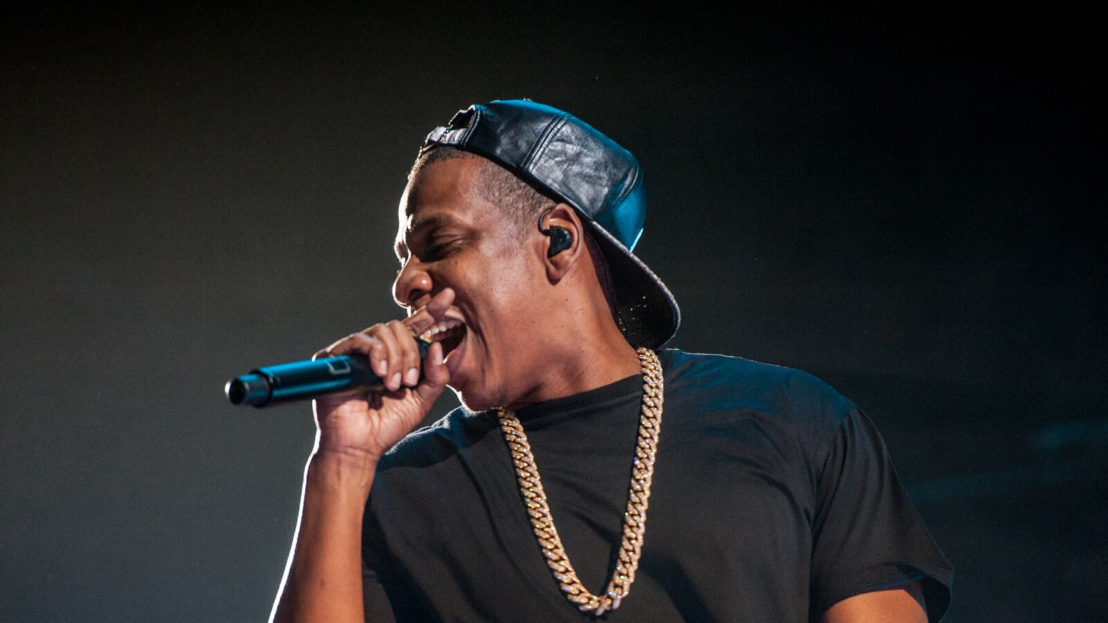 articles/2013/10/24/what-s-got-jay-z-tongue-tied-the-barneys-racial-profiling-scandal/131024-daily-jayz-tease_z15pft