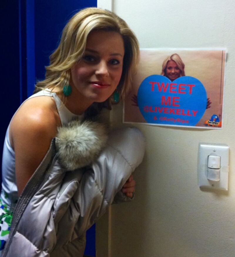 galleries/2012/01/22/twitpics/twitpics-120122-elizabeth-banks_iptufe