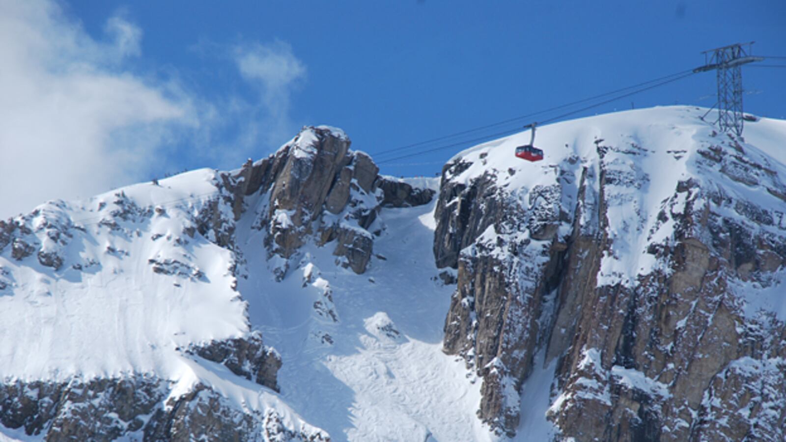galleries/2010/12/21/the-world-s-13-most-dangerous-ski-runs/extreme-ski-slopes---corbets-couloir_v4v1mq