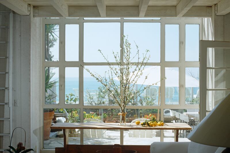 galleries/2013/04/05/omg-i-want-this-house-malibu-photos/130403-omg-malibu-tease_wecfdr