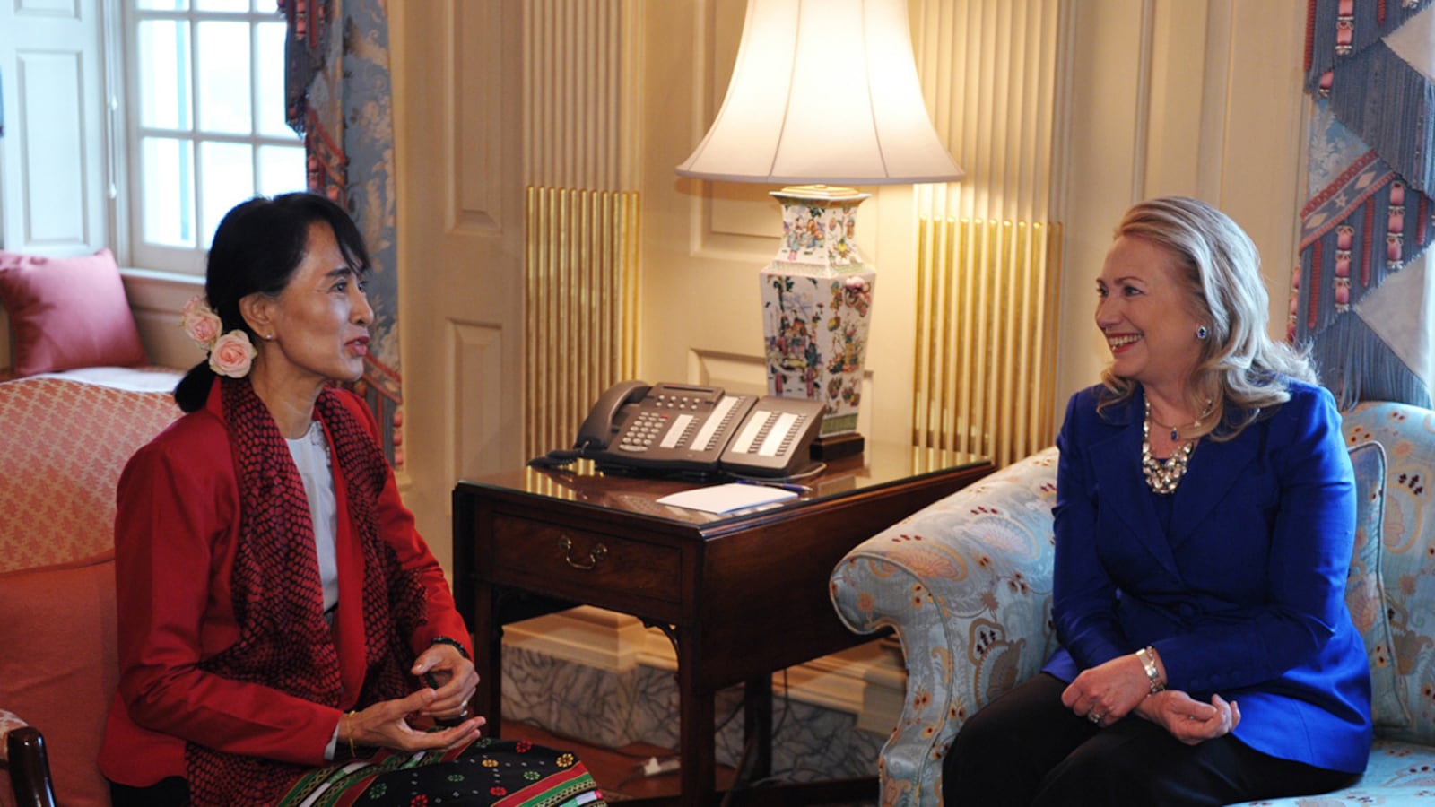 articles/2012/09/18/hillary-clinton-receives-burma-s-aung-san-suu-kyi-during-us-visit/suu-kyi-comes-to-america-verger_tnmim8