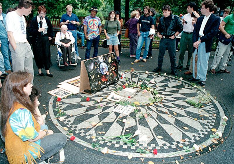 galleries/2010/12/07/john-lennon-fans/lennon-fans-3_egbica