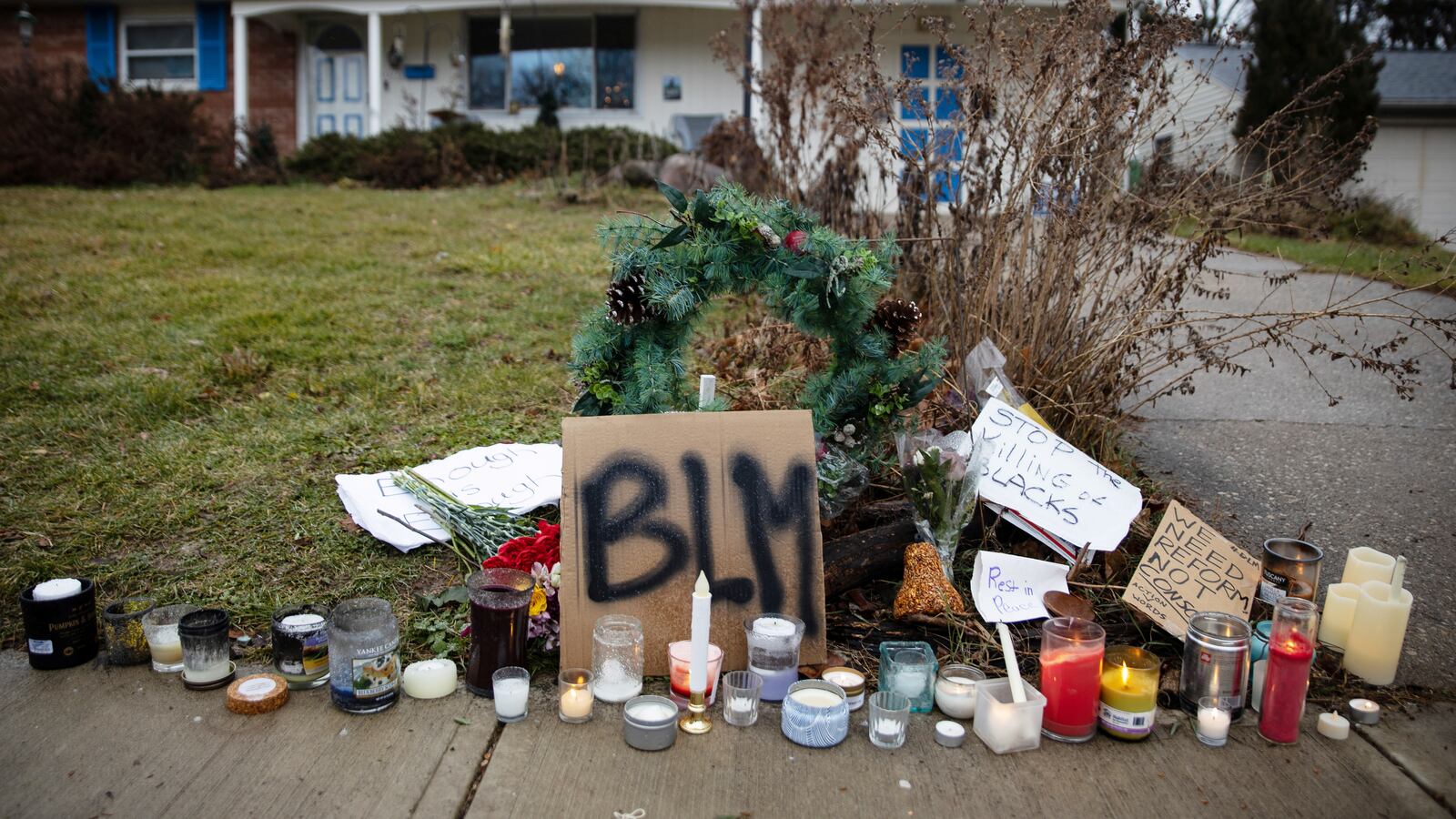 2020-12-24T212746Z_34218677_RC2XTK9A7GCS_RTRMADP_3_GLOBAL-RACE-USA-OHIO_lqp5t9