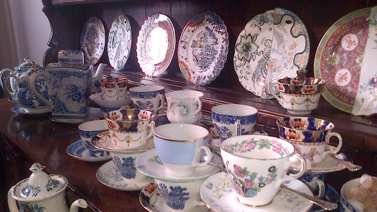 articles/2013/02/15/london-fashion-week-kicks-off/tea-cups_ite9do