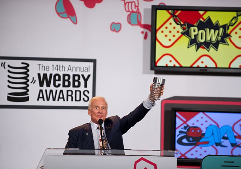 galleries/2010/06/15/stars-toast-the-web-s-best-at-the-webbys/webby-awards-2_nc2kfv