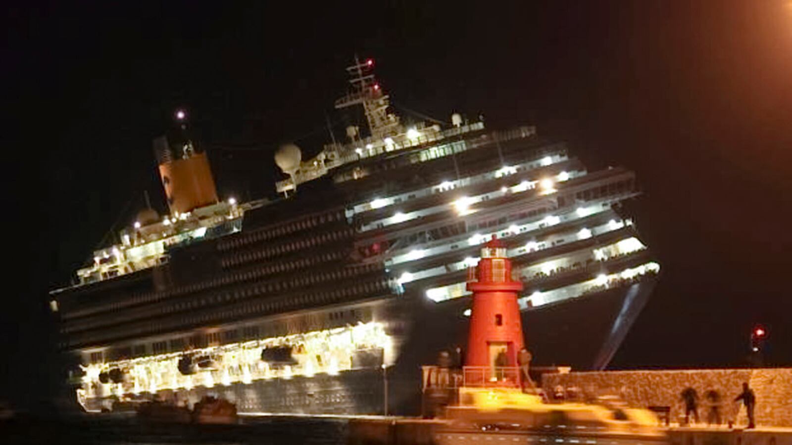 cheats/2012/01/16/minnesota-couple-missing-in-shipwreck/costa-concordia-wreck-gal-8_rpu6ql