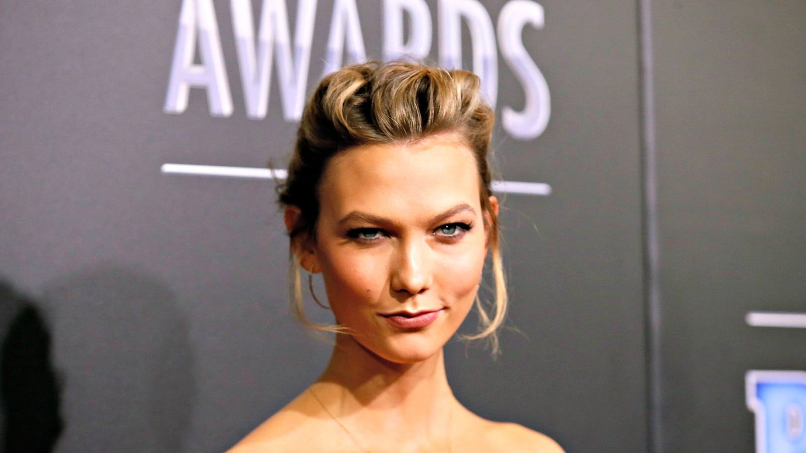 cheats/2017/02/15/karlie-kloss-sorry-for-racist-photo-shoot/170215-karlie-kloss-geisha-photos-cheat_idxlsk