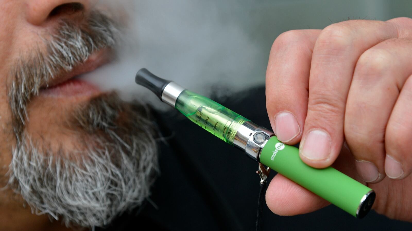 cheats/2016/05/05/feds-to-ban-e-cigarette-sales-to-minors/160505-e-cigarettes-cheat_twmuyg