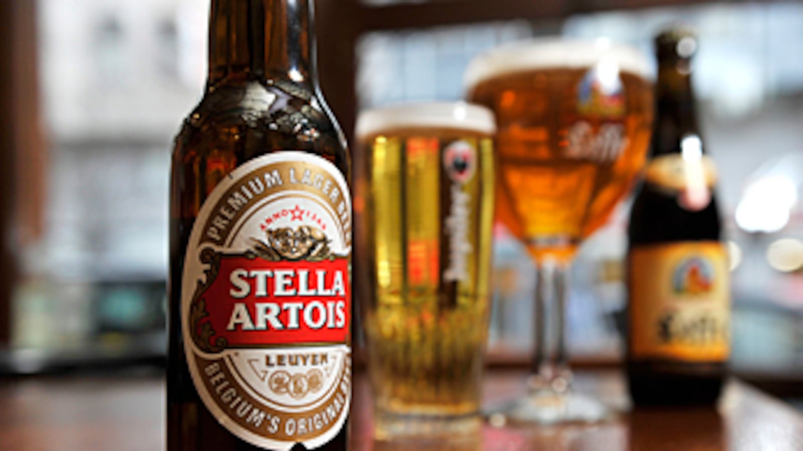 cheats/2010/10/13/wes-anderson-directs-beer-ad/stella-artois_rx0apy
